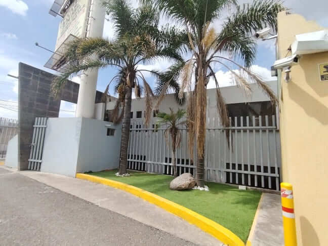 Oficina Principal con Áreas Verdes
